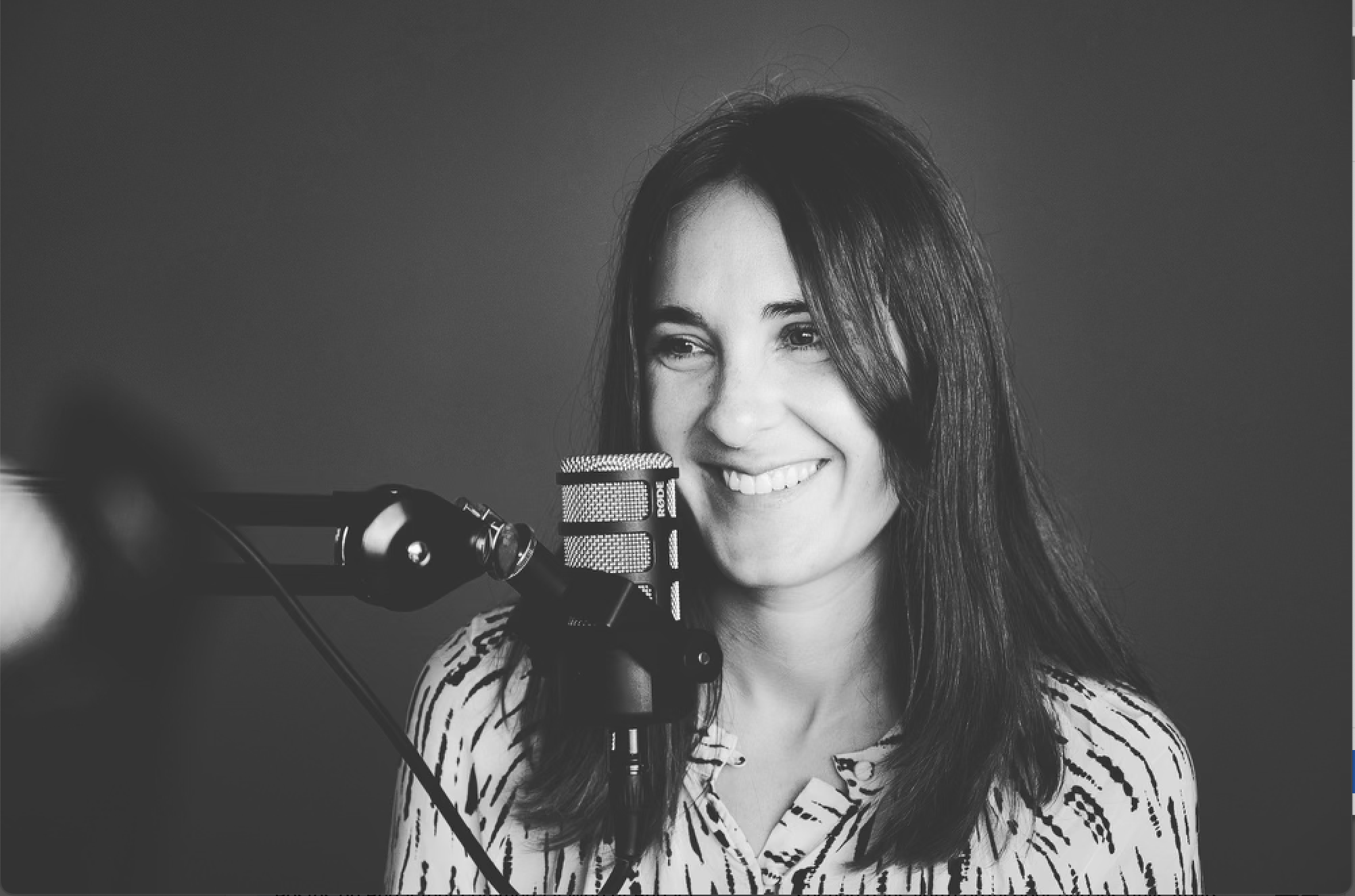 Célia Gouverneur en enregistrement podcast